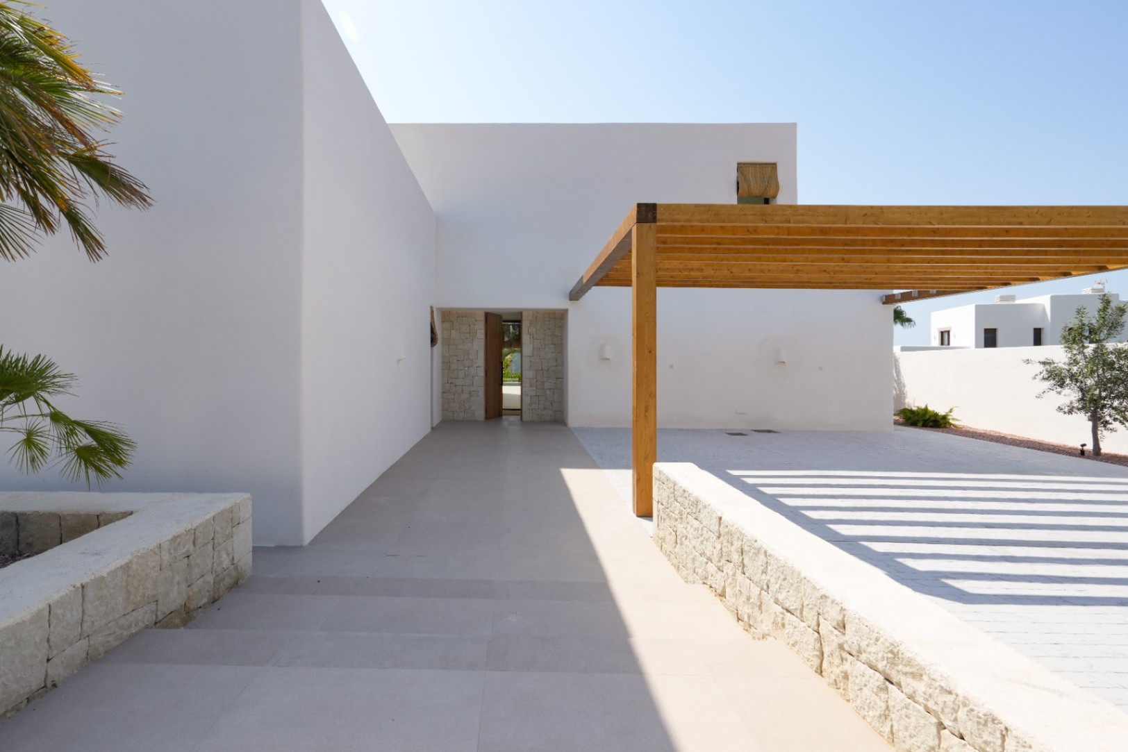 Luxury turnkey villa in Ibizan style and Mediterranean elegance for sale in Moraira.