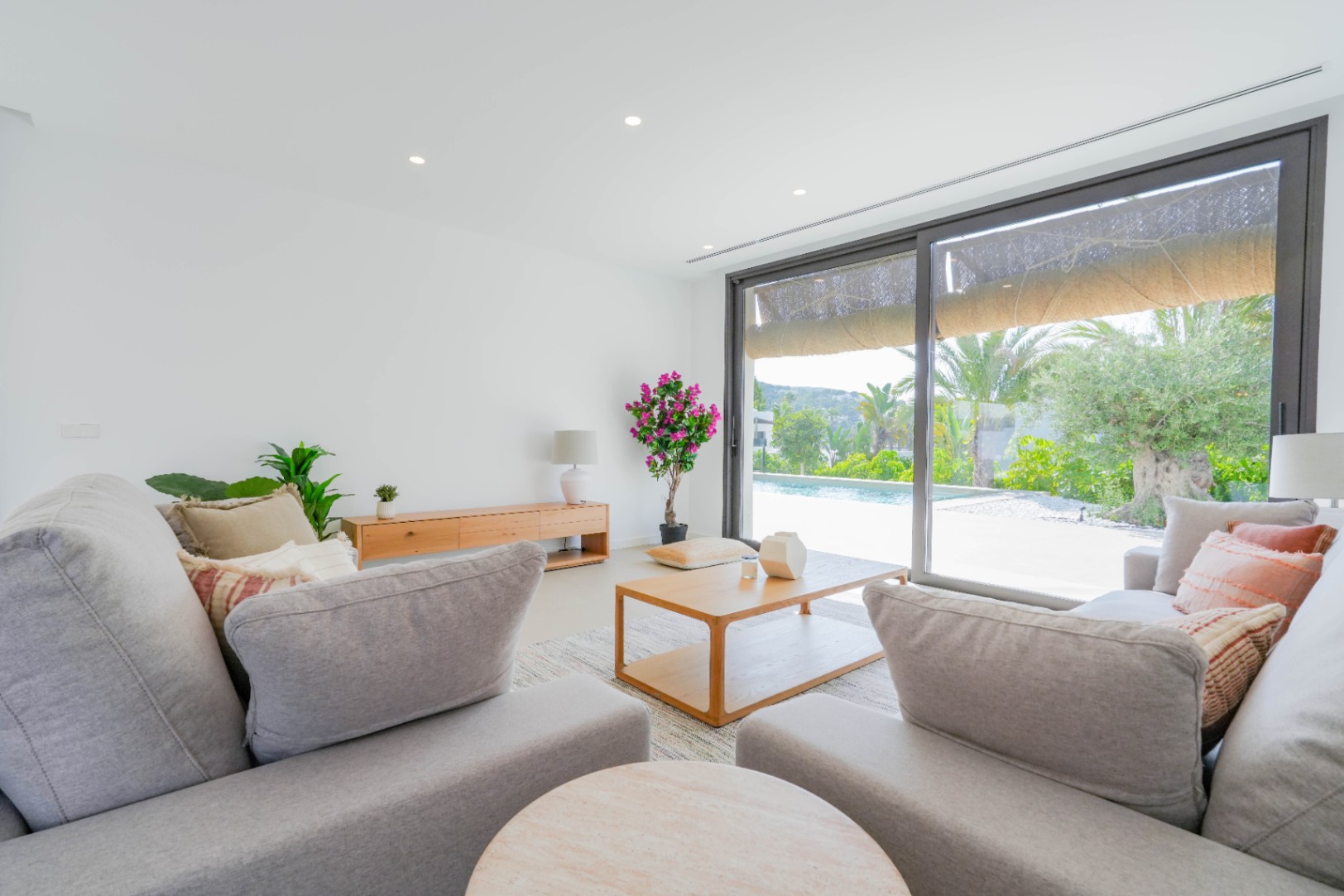 Luxury turnkey villa in Ibizan style and Mediterranean elegance for sale in Moraira.