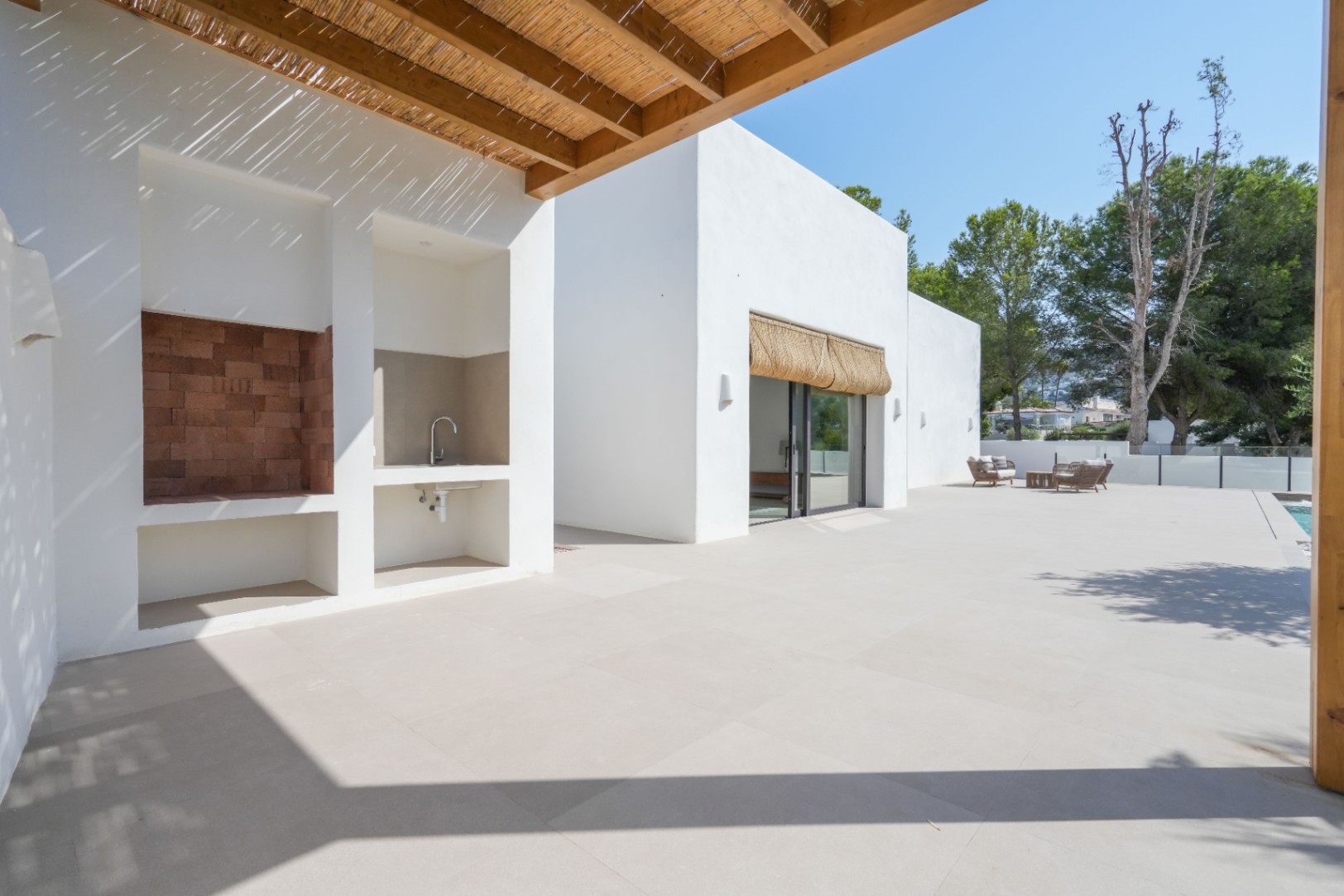 Luxury turnkey villa in Ibizan style and Mediterranean elegance for sale in Moraira.