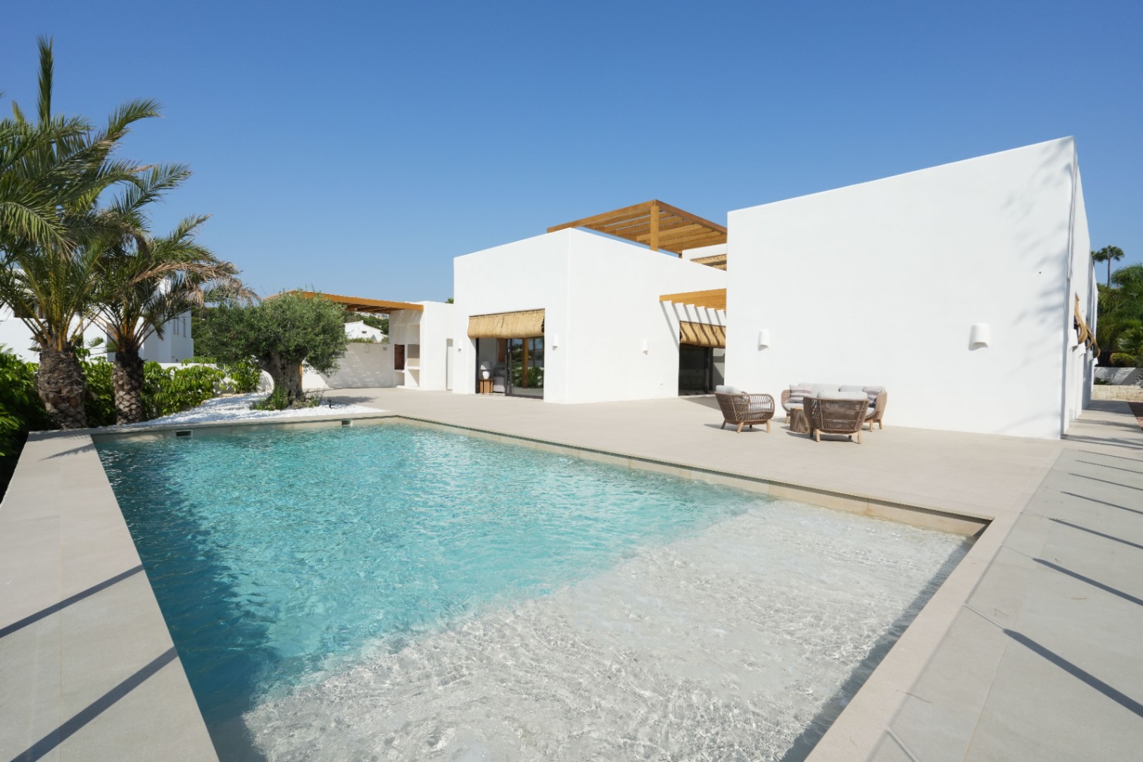 Luxury turnkey villa in Ibizan style and Mediterranean elegance for sale in Moraira.