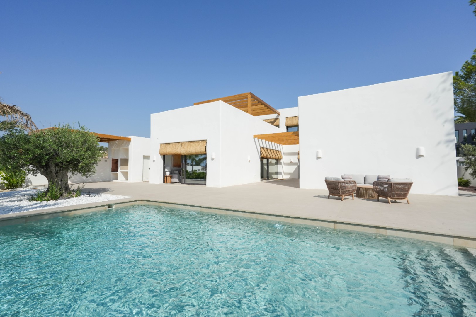 Luxury turnkey villa in Ibizan style and Mediterranean elegance for sale in Moraira.