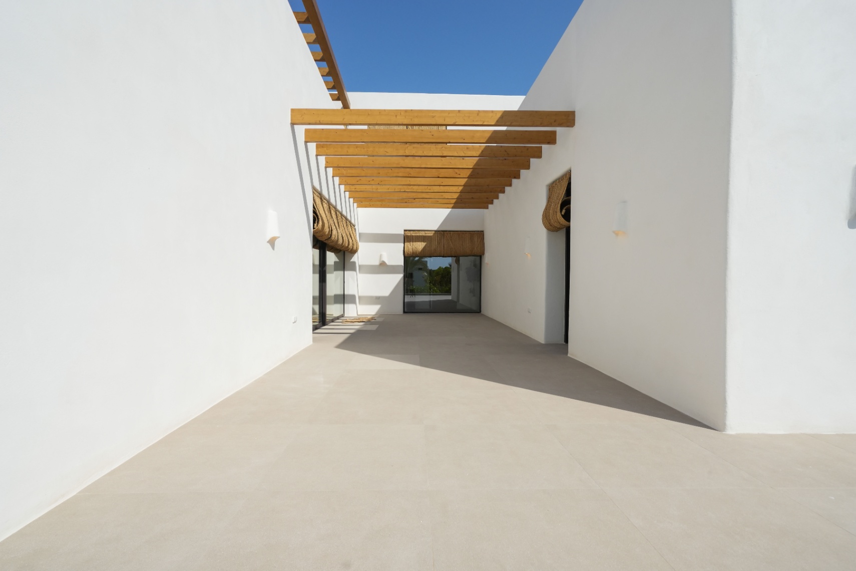 Luxury turnkey villa in Ibizan style and Mediterranean elegance for sale in Moraira.