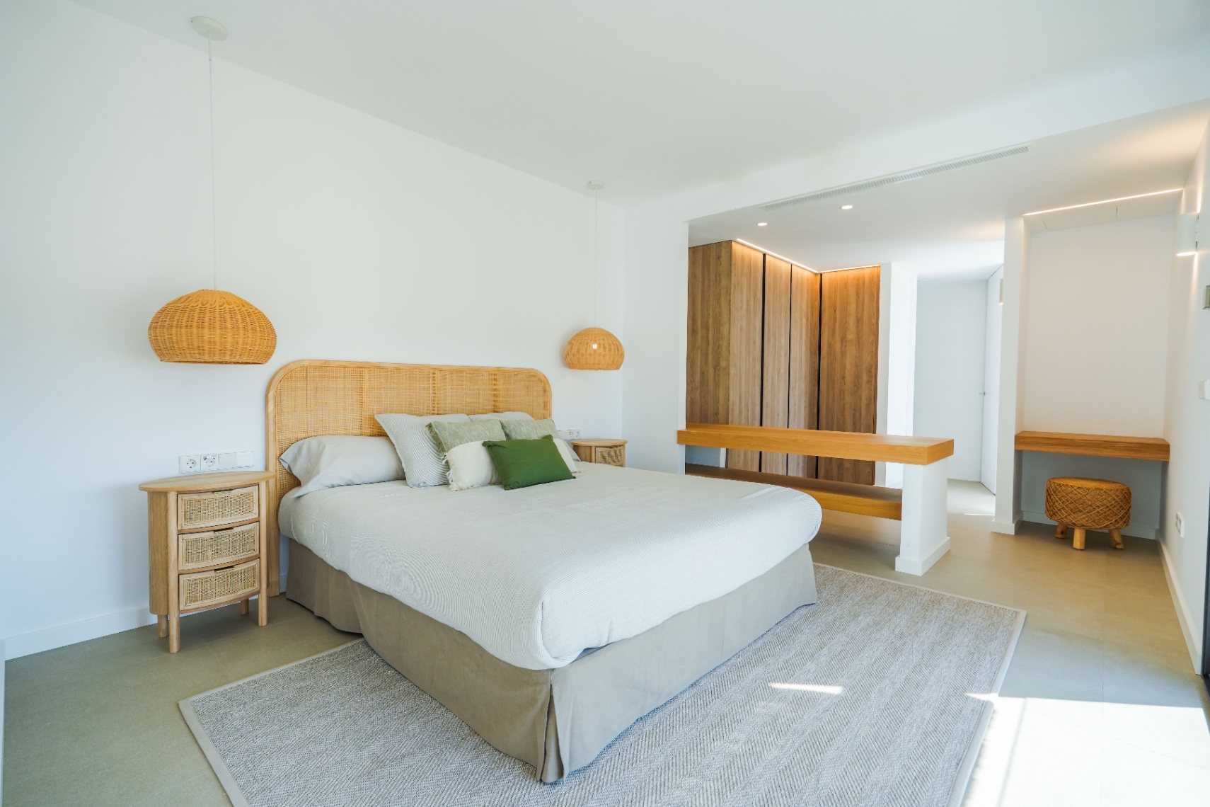 Luxury turnkey villa in Ibizan style and Mediterranean elegance for sale in Moraira.