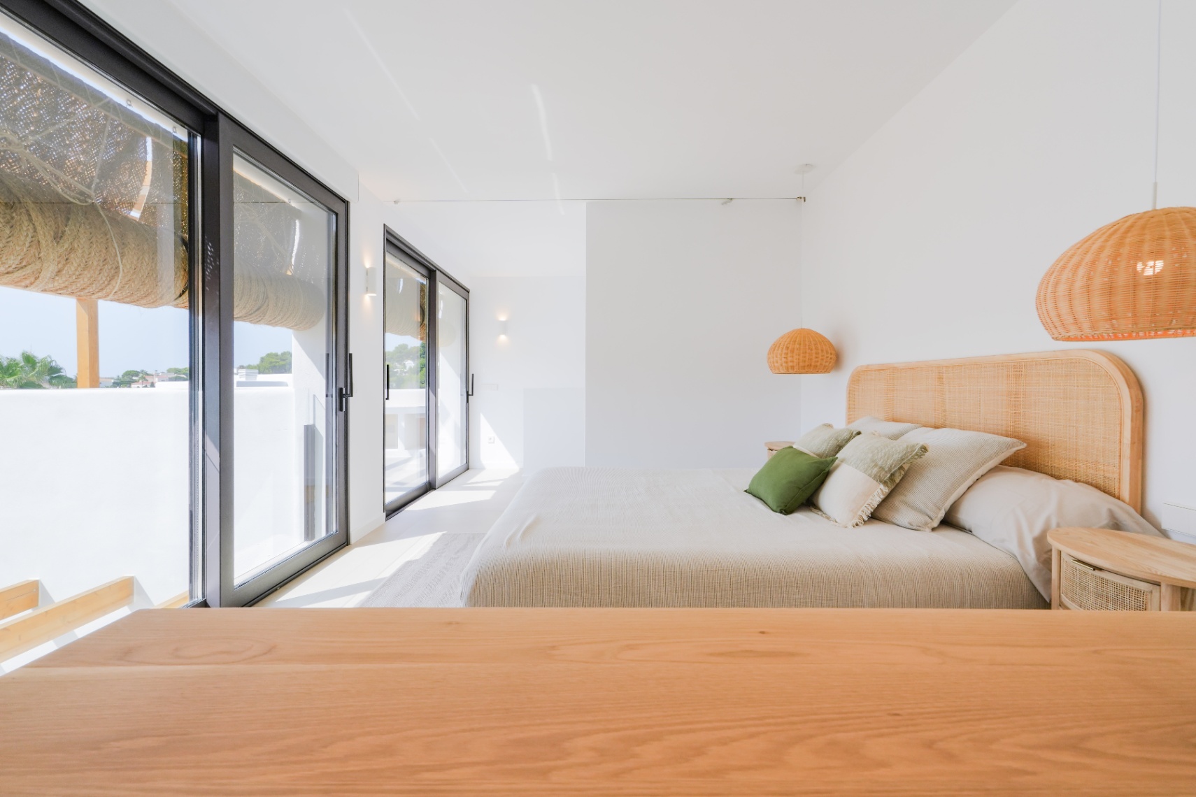 Luxury turnkey villa in Ibizan style and Mediterranean elegance for sale in Moraira.