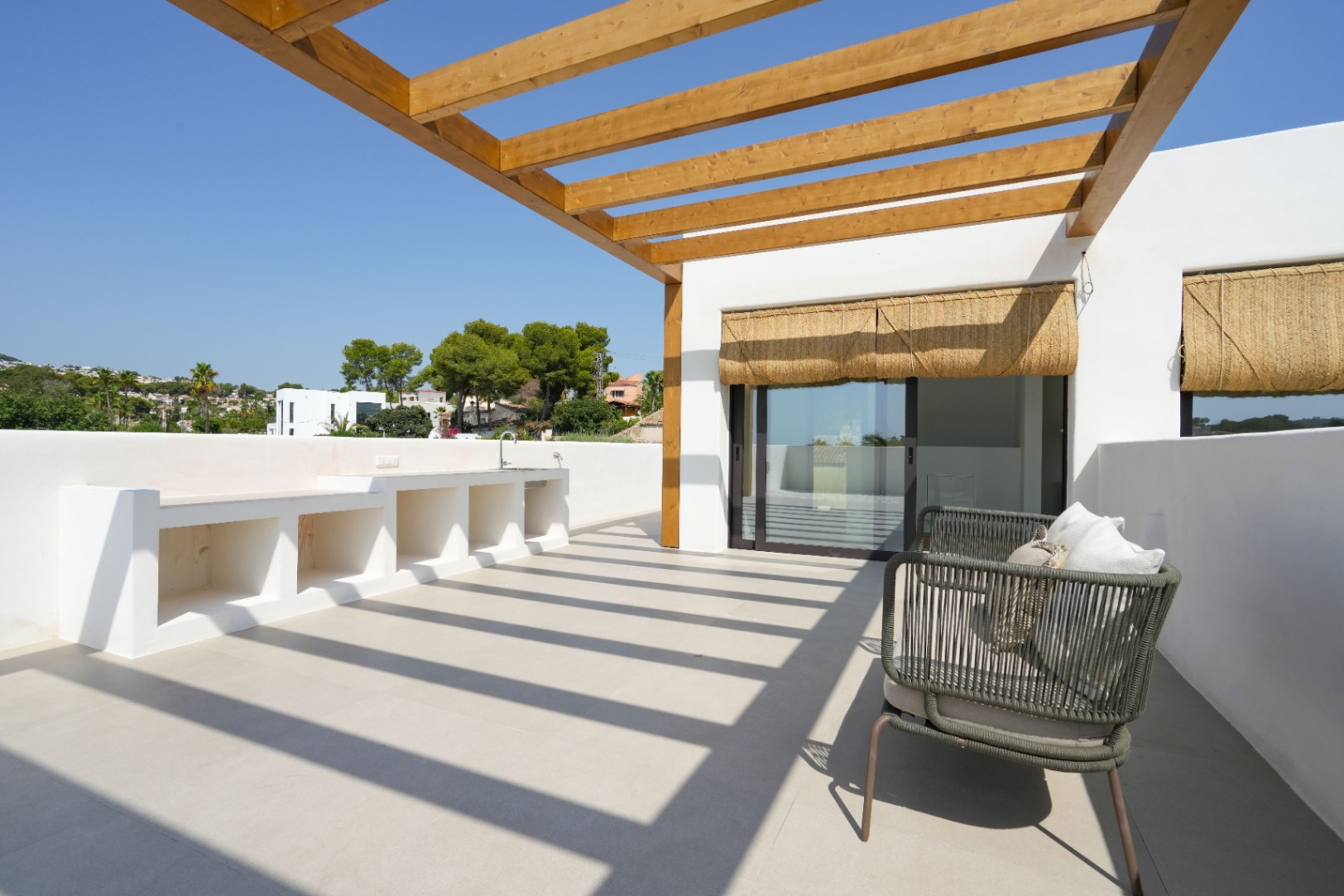 Luxury turnkey villa in Ibizan style and Mediterranean elegance for sale in Moraira.